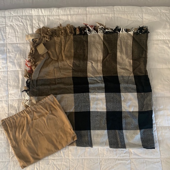 NWOT Burberry Fringe Scarf - Picture 5 of 10